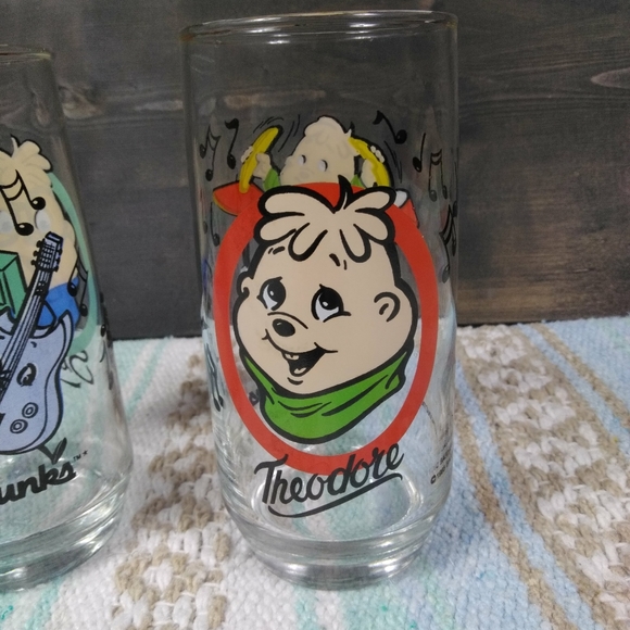 VINTAGE ALVIN AND THE CHIPMUNKS COLLECTIBE DRINKING GLASSES EXCELLENT CONDITION - Picture 3 of 9